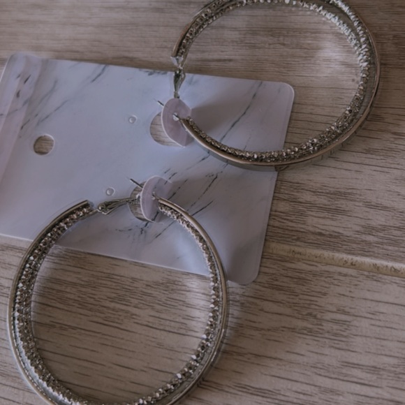 🆕TRIPLE round hoop earrings - Picture 7 of 7